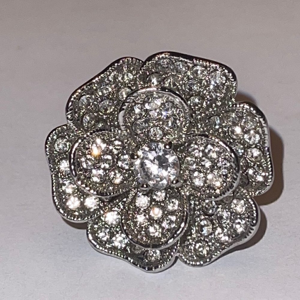 NWOT huge rhinestone flower shaped silver tone ring